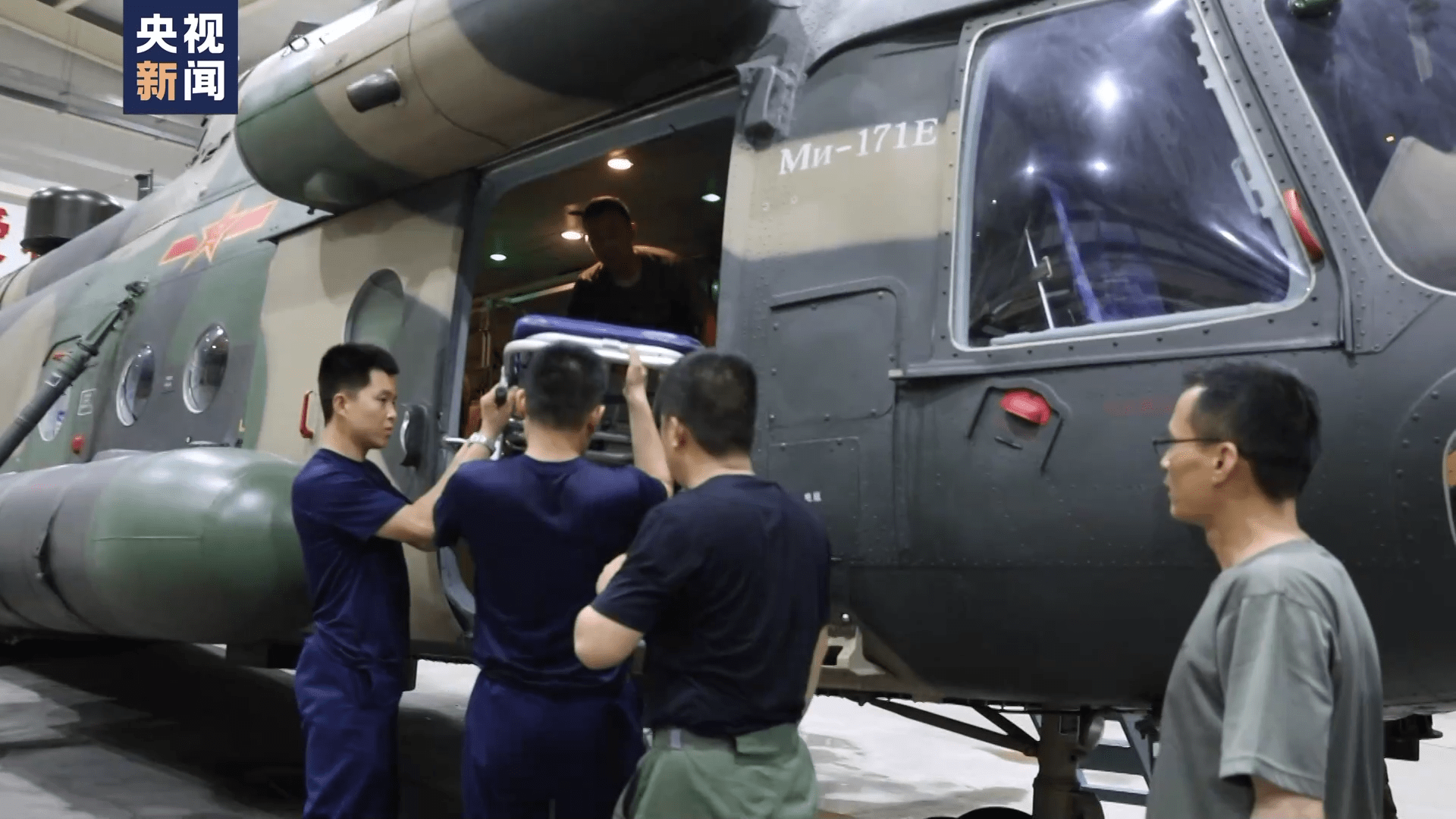 北京:4架陆航直升机赴门头沟执行空投救援_列车_物资_影响