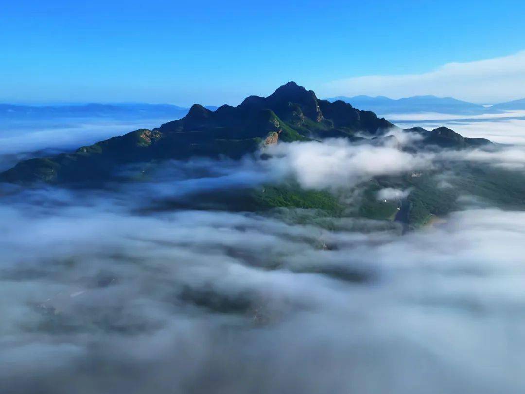 阿義詩集/ 登蛟河拉法山狹路盤曲霧靄旋,群巒拔地破青天.