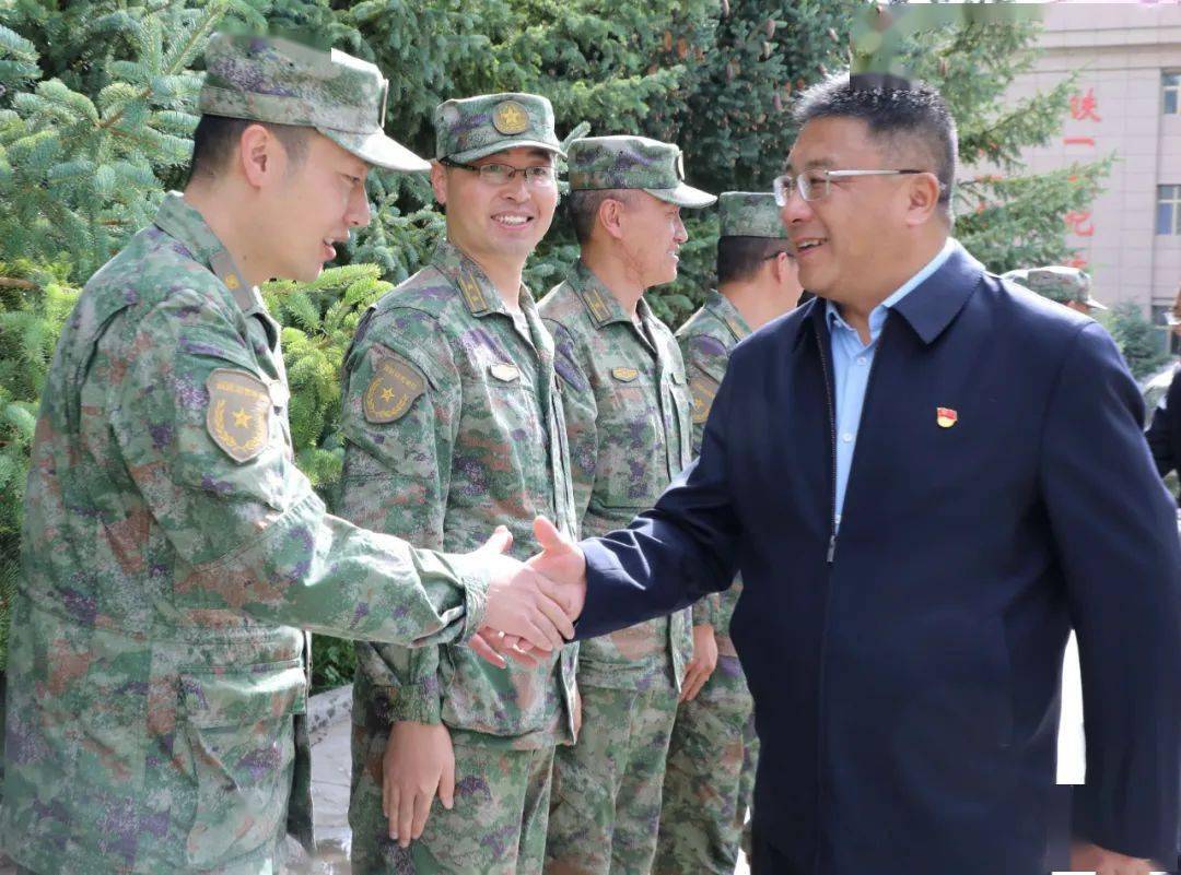 军分区党委第一书记蔡成勇带队到玉树军分区,武警玉树支队走访慰问