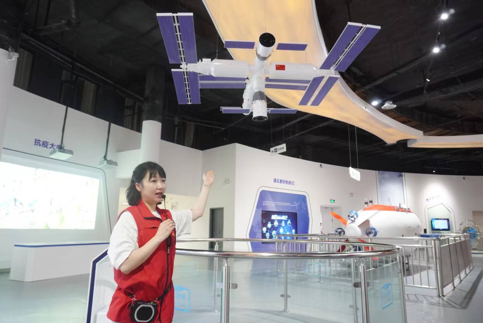 "表演过后,科普志愿者还带青少年参观了毕节市科技馆,了解我国的航空