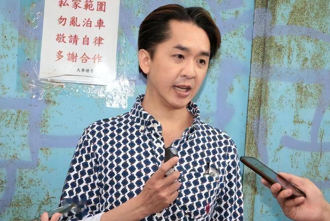 放到现在来说就是"关系户",搭档的都是一些大咖级别的人物,比如周星驰