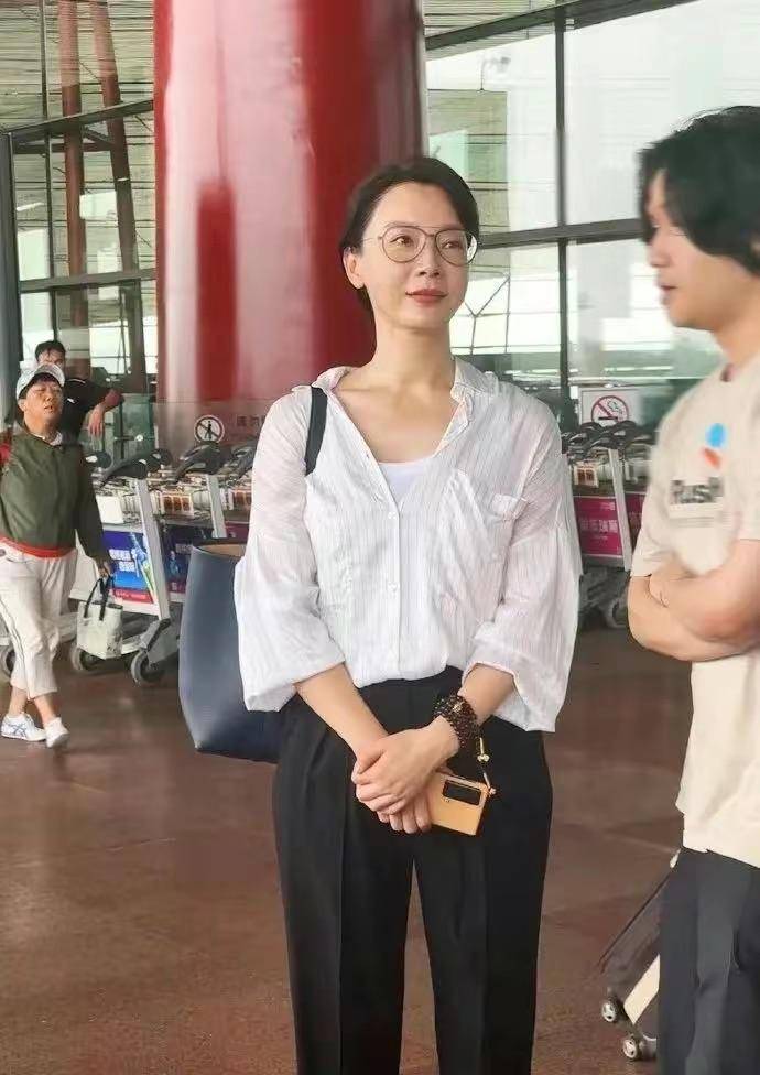 46岁陈数机场接儿子,素颜出镜暴露年龄,20岁的大象烫卷发好帅气_衬衫