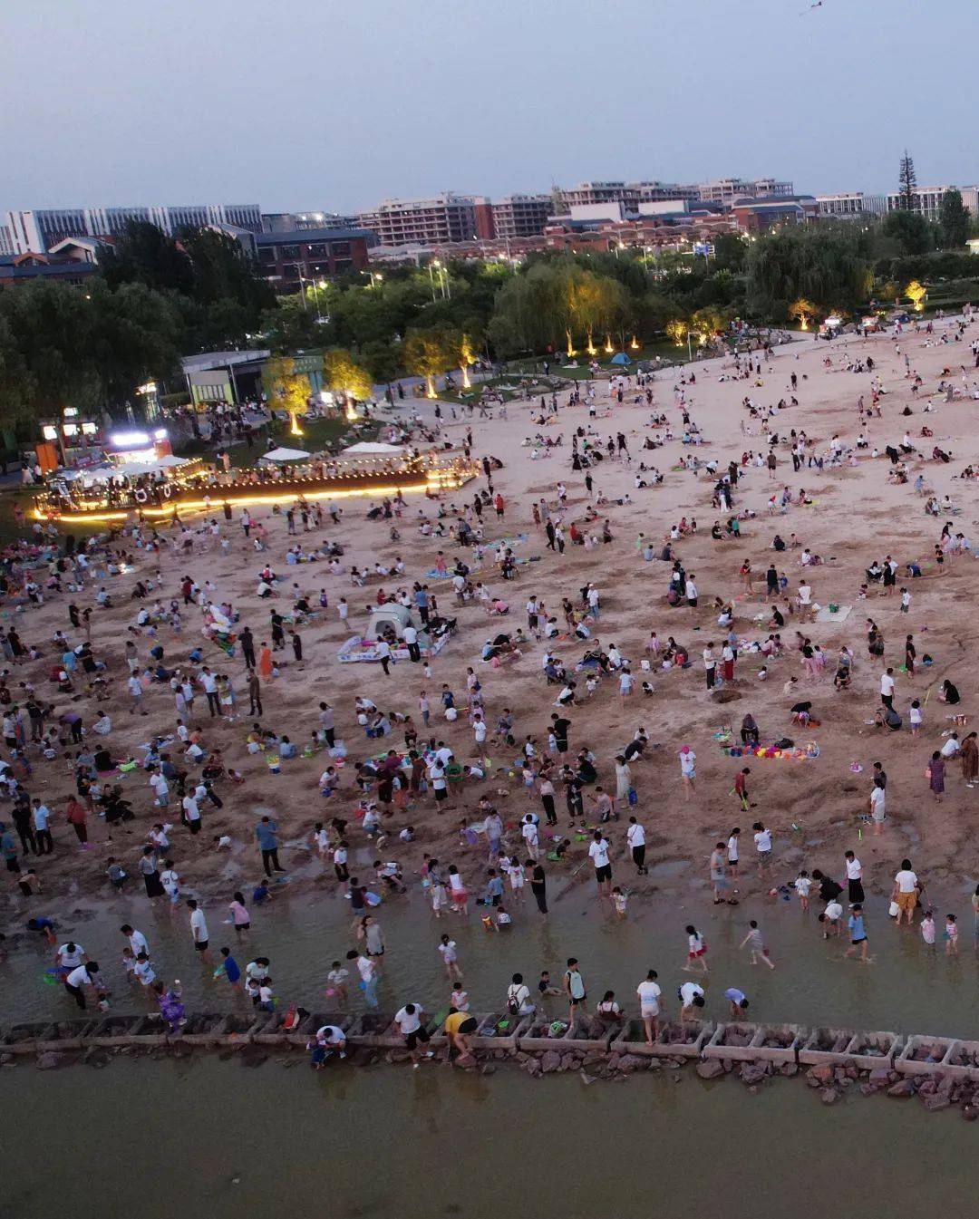 挖沙,玩水……郑州的夏天就该这么玩~_沙滩_龙湖_公园
