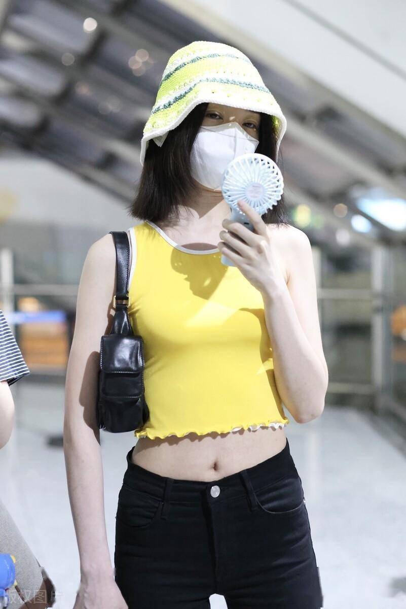 毛晓彤现身北京机场,身着黄色露脐背心青春时尚