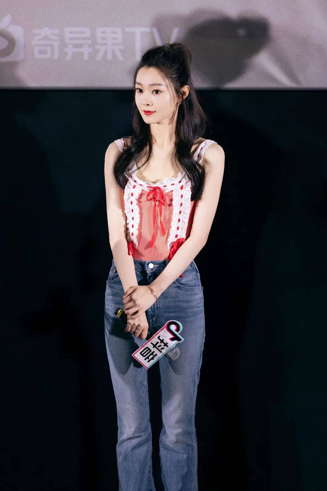 在前段时间的《长风渡》见面会上,宋轶和白敬亭的两套同色系穿搭吸引