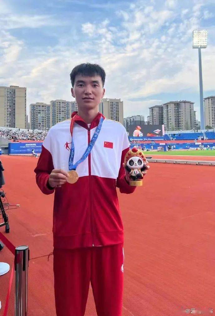 8月5日,冠军中国队选手崔利宏,张洪亮,钱海峰,李晓彬和李炎东(从左至