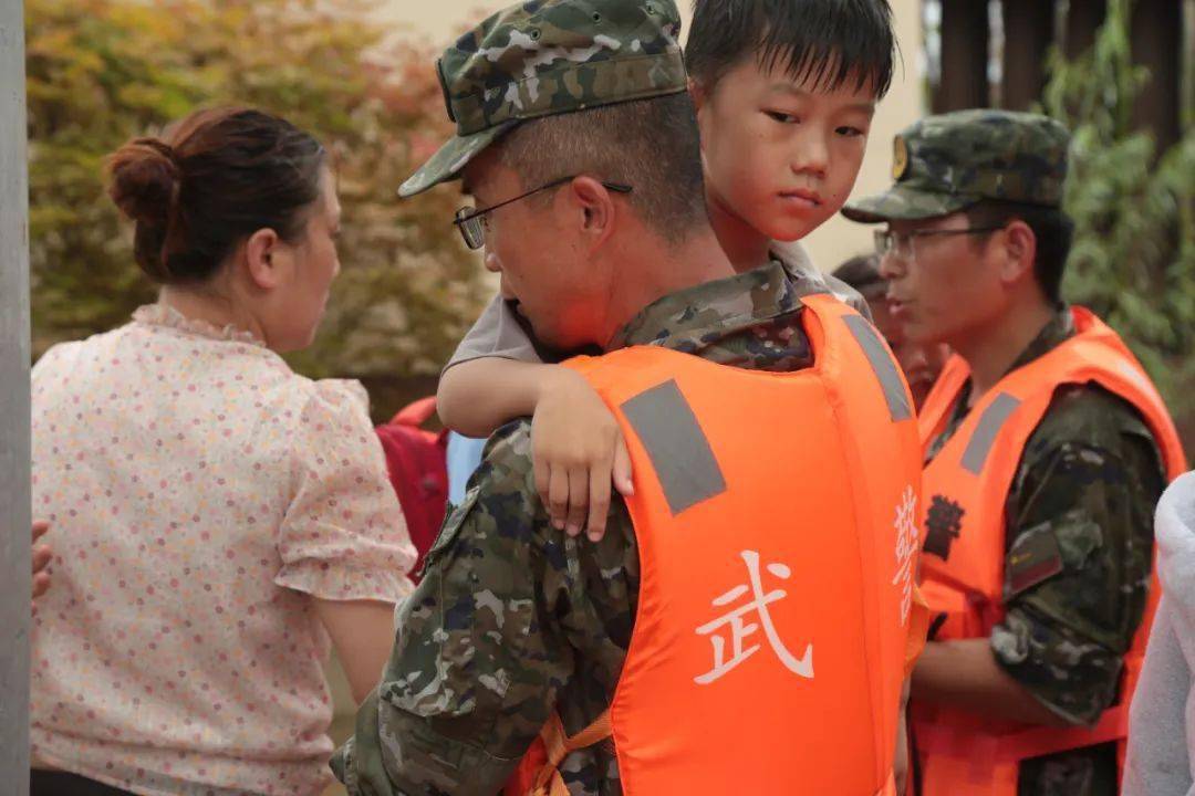 《可靠的肩膀》河北总队官兵安慰获救儿童,郑泽楠摄《温暖的怀抱》