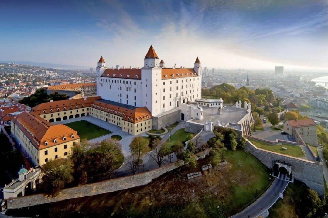 布拉迪斯拉发城堡travel行程亮点东欧探索 匠心打造厚重历史的华沙