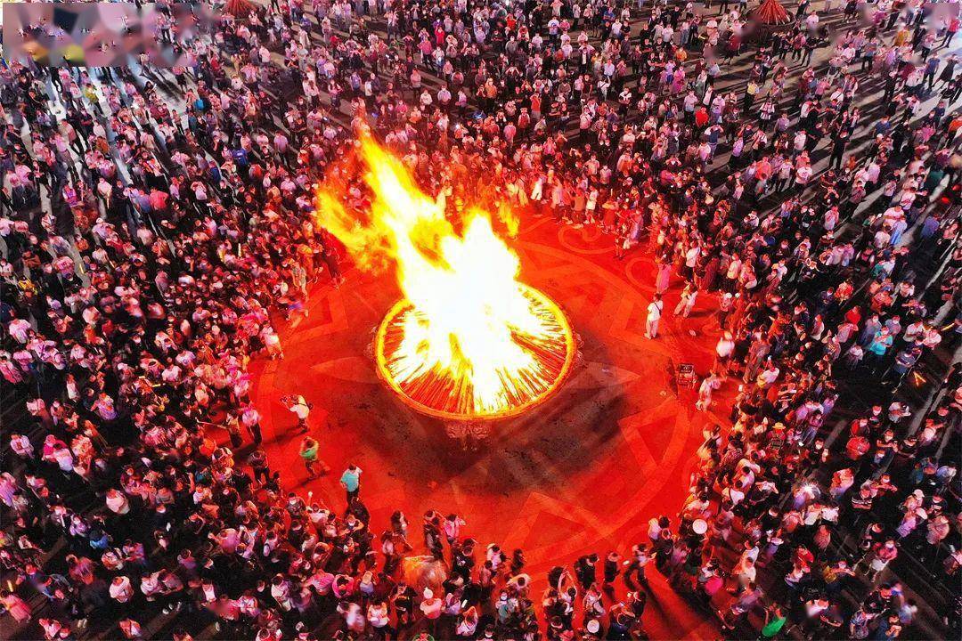 【它们与"火"撞色了】彝族传承千年的"三色"文化_楚雄_人民_色彩