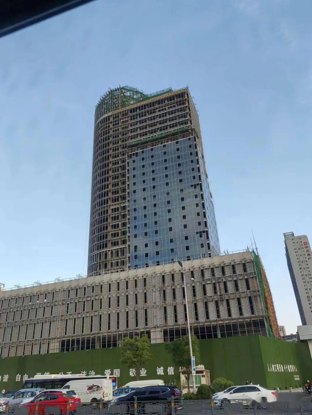 太原五一广场骨灰级烂尾楼原名"金兴大厦"现改名"振兴大厦"主体28层
