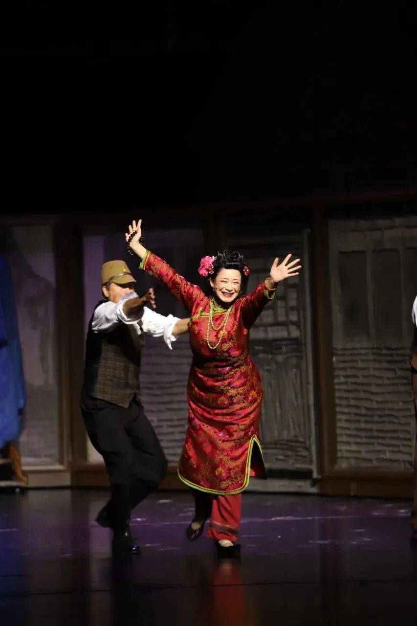 安分守己一辈子的祁老人,责任感十足的祁瑞宣,贪生怕死的冠晓荷,祁