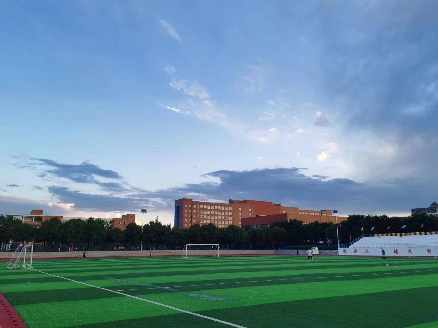 每日一图:朔城区一中(新校区)日出日落,彩云烧红,有雨也有风_图文