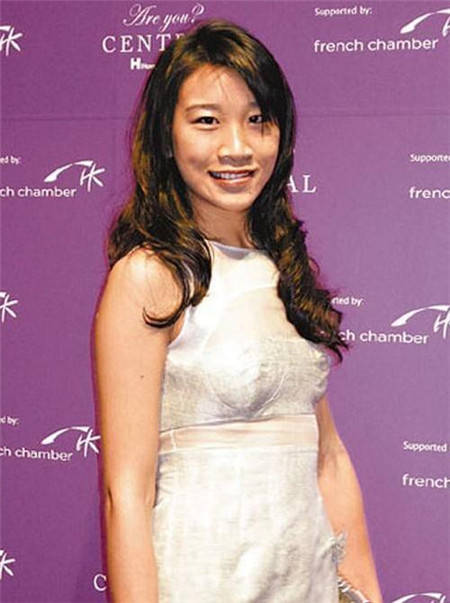 台湾名媛蔡依伦被称之为"台湾千金帮帮主",父亲是蒋孝武妻子蔡惠媚的