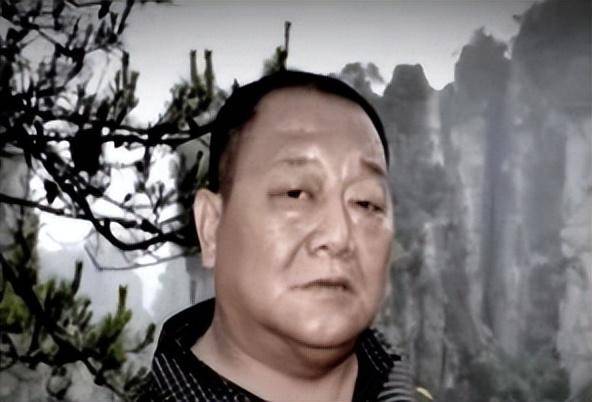 北京土皇帝村支书,当官8年侵吞6亿,村里修建豪华行宫_凤刚_村民_什么