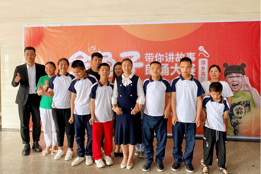 一次偶然的机会,贾君婷仙了解到中国传媒大学首位盲人研究生董丽娜的