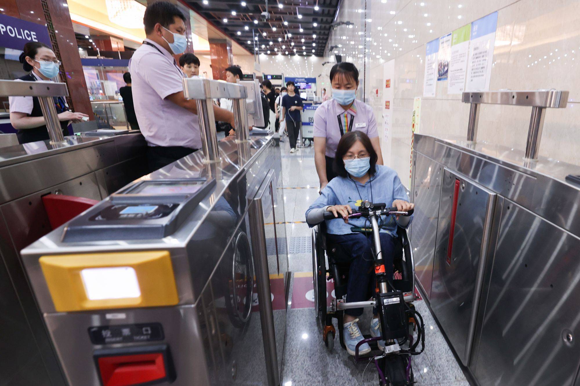 并通过配置轮椅升降平台,爬楼车等方式,实