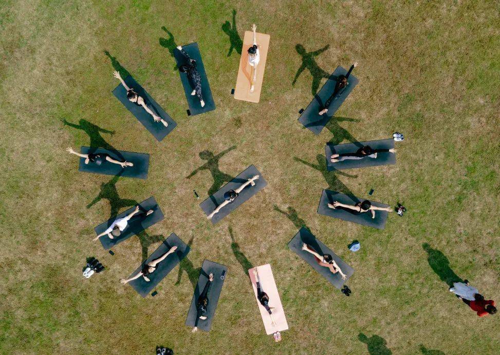 灵湖羊岩山,东湖君等22人觉得很赞以青山为背景,和山间溪水作伴,拍一