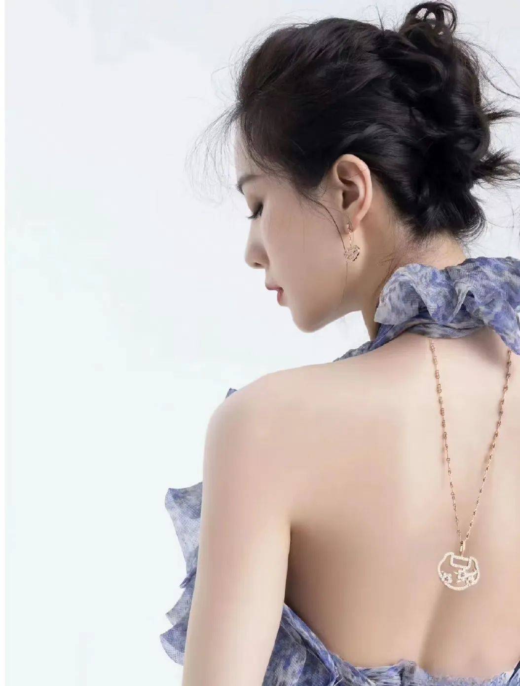 迪丽热巴的"蝴蝶背",究竟是性感还是病态?_肩胛骨_肌肉_手臂