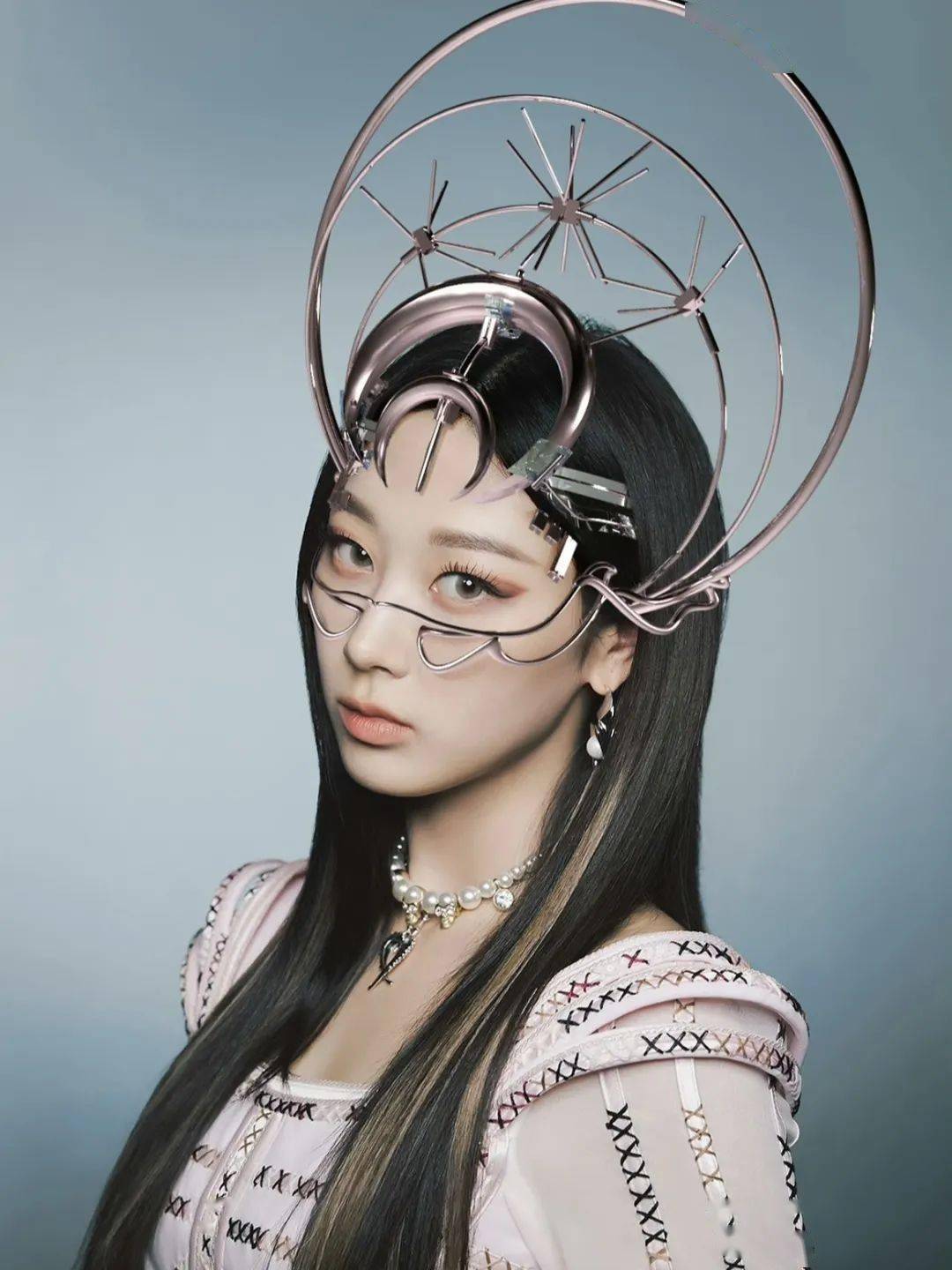 gaga早在2020年和ariana grande推出的单曲《rain on me》的宣传海报