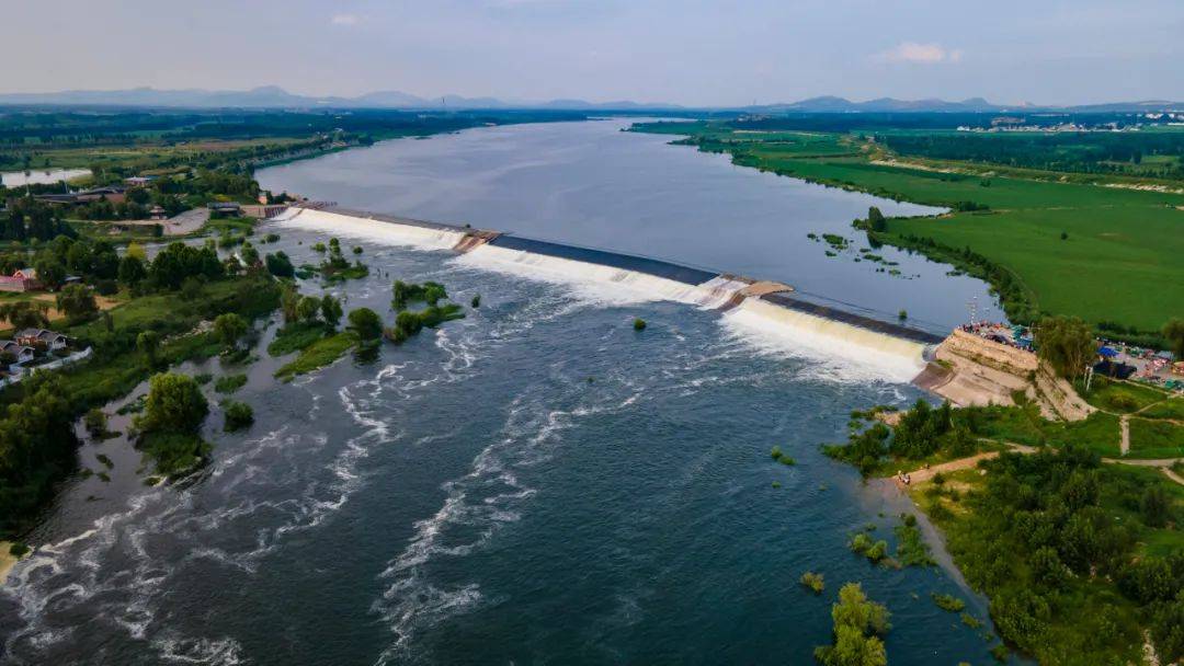 山东东平戴村坝再现壮丽景观_坝下_石坝_坝上