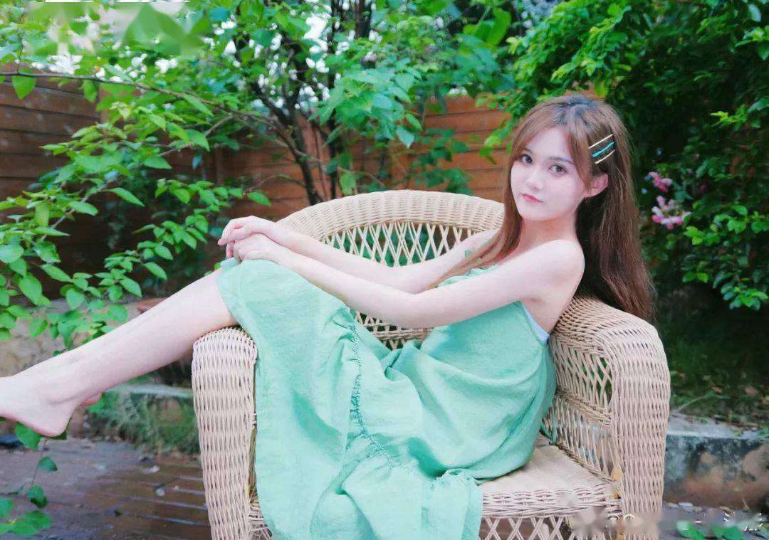 snh48王语晨august天蓝色吊带裙淡雅洁净,肩部的蝴蝶