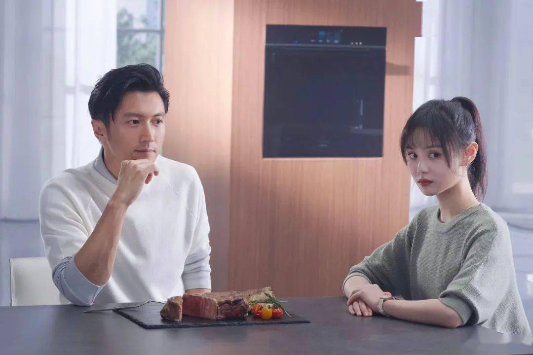 今日份和师父谢霆锋的上班打卡照_梁壁荧_工作_fansclub