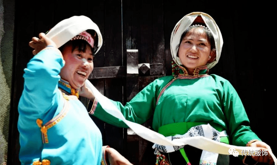 乌蒙山盛放的百里杜鹃 | 东部方言彝族服饰_西北_女子_装饰