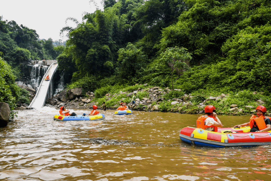 巴南圣灯山镇佛影峡漂流位于巴南圣灯山镇,有着"重庆漂流第一站"的