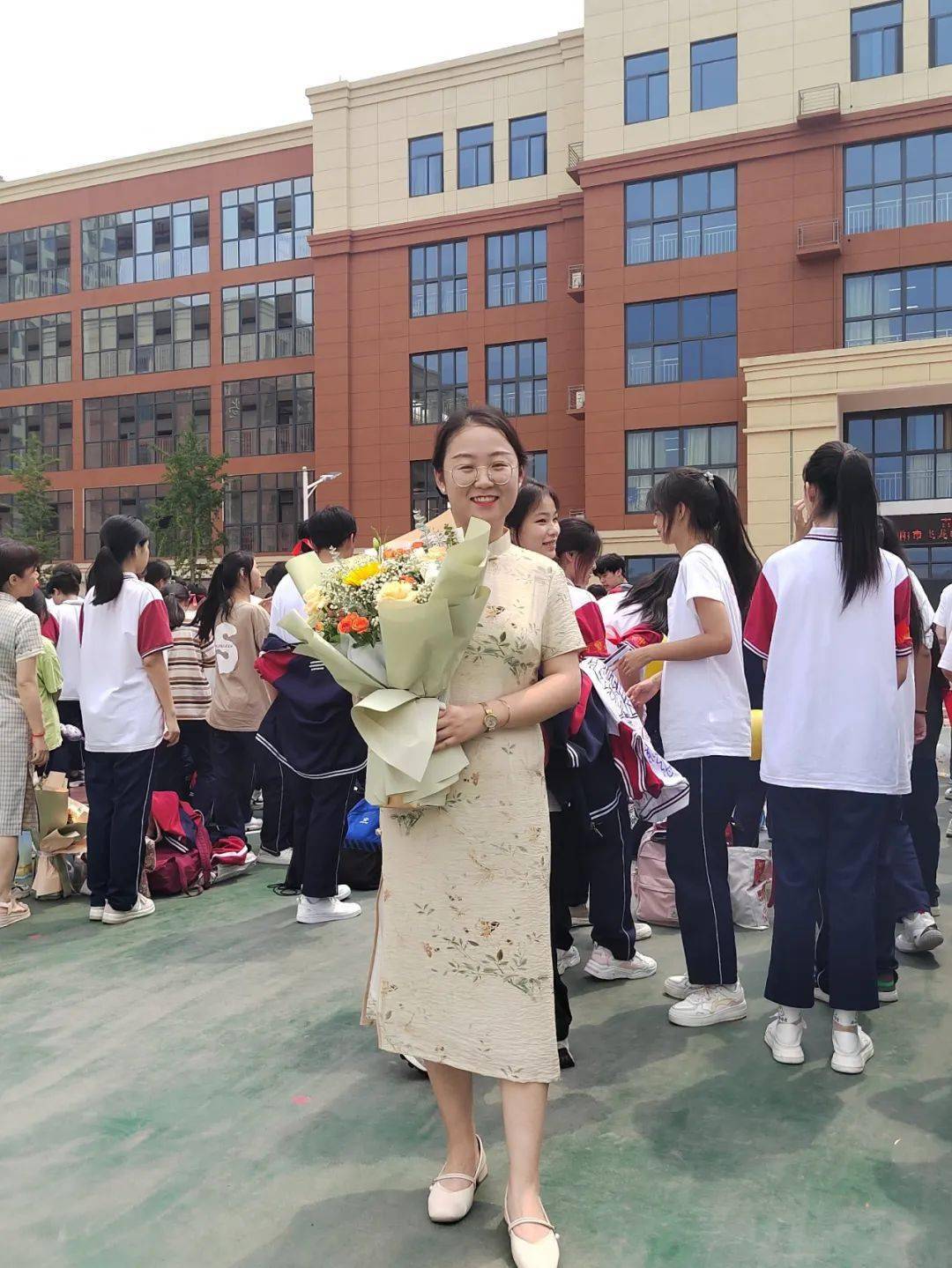 荥阳市飞龙路学校九年级教师,所带班级多次被评为郑州市,荥阳市普通中