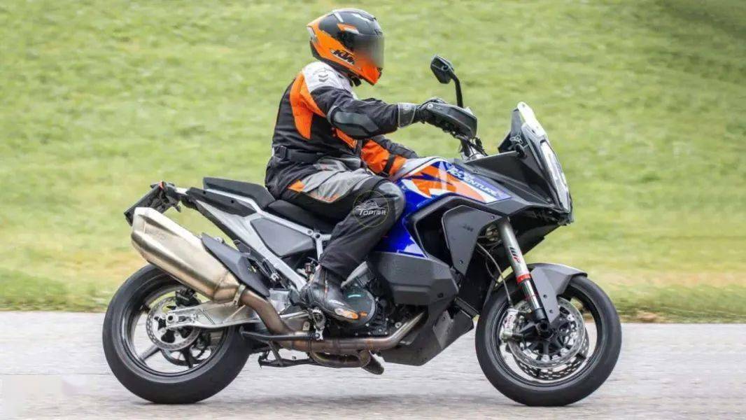 这辆车基本就是把ktm街车和拉力车的优点结合在一起了,既拥有街车的