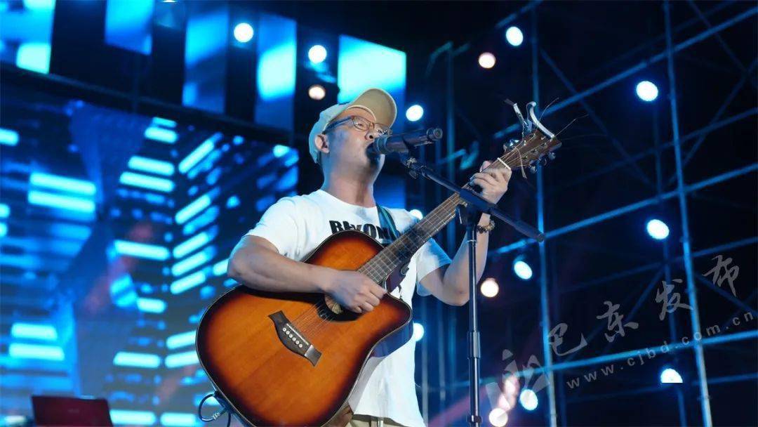 随后,单放机乐队和jqk乐队分别带来"许巍歌曲"和"beyond黄家驹歌曲"