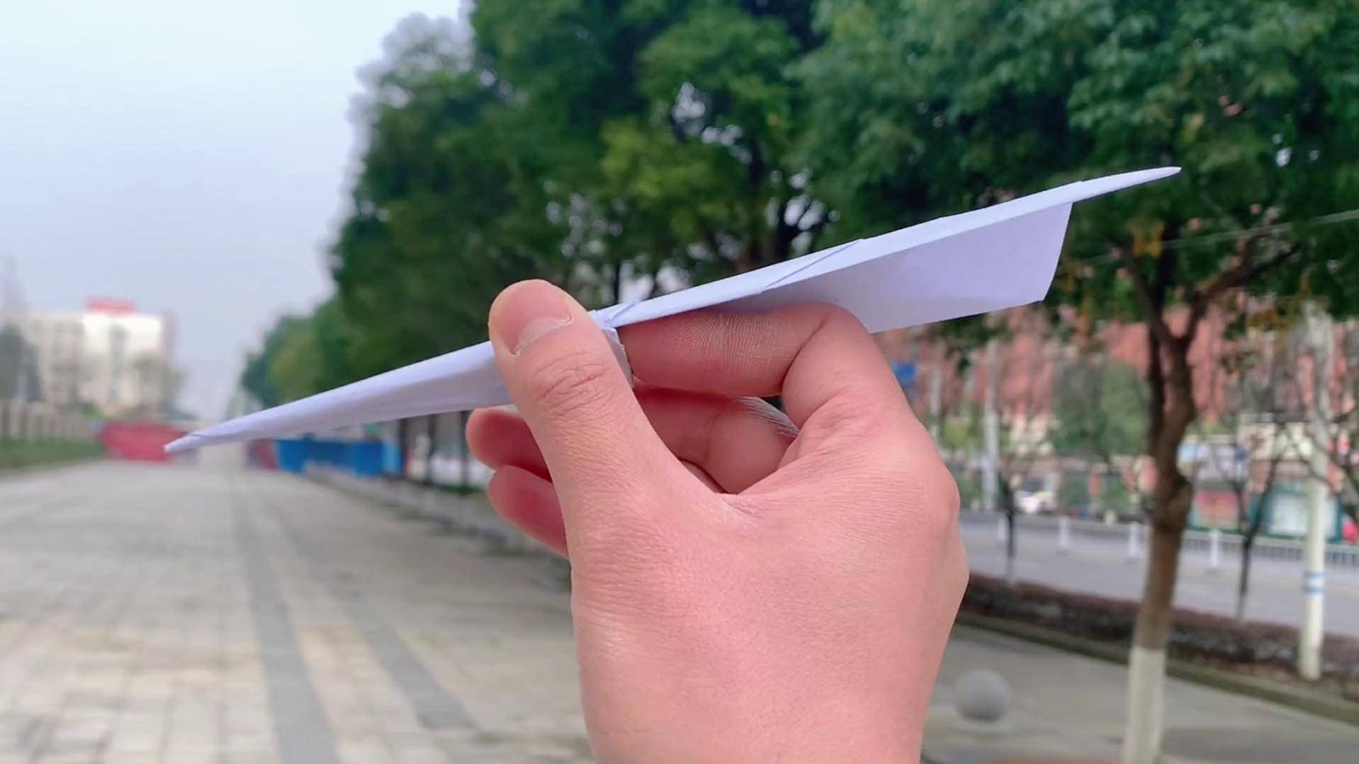 史上最强标枪型纸飞机,飞的最远的纸飞机——马赫5纸标枪;大力出奇迹