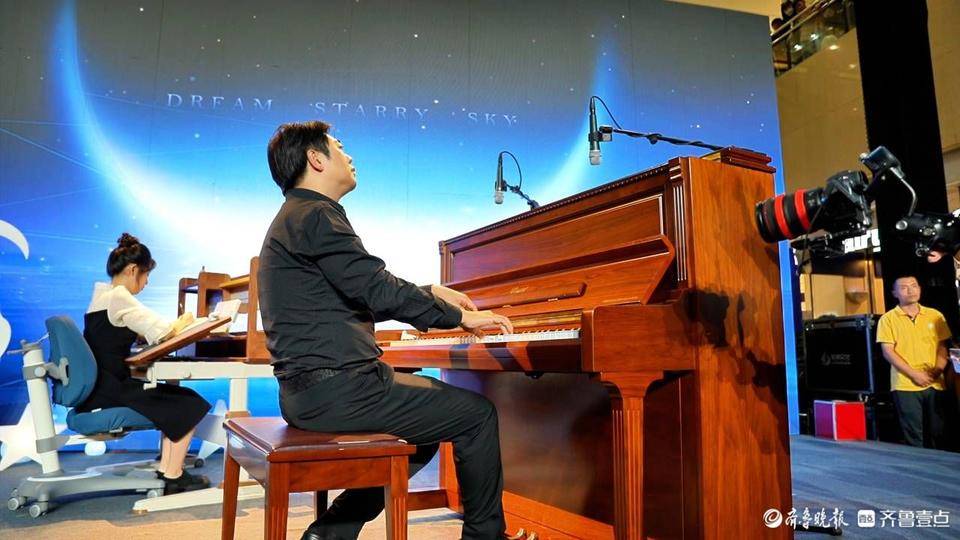 随后,郎朗与现场观众进行亲切互动,上台惊喜弹奏了3首钢琴曲,为现场的