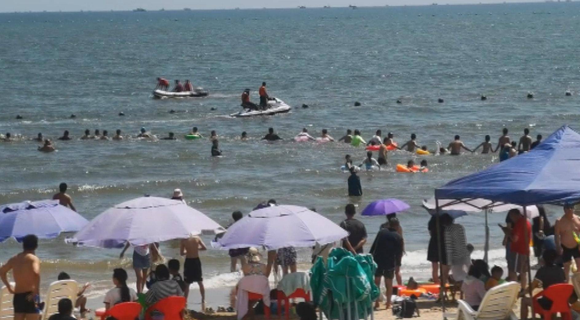 #上海警方通报4岁女童在海边走失：疑在水边摔倒后，消失在海浪中，初步排除被他人带离海滩的可能。愿宝贝平安！-千里眼视频-搜狐视频