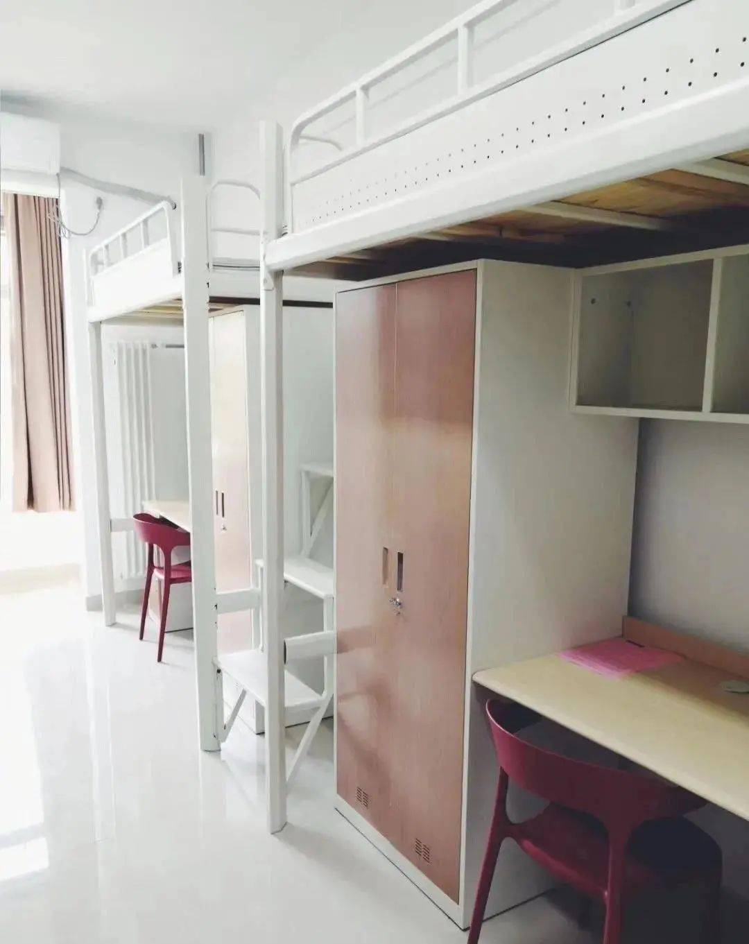 北京理工大学本科生:良乡校区上床下桌,四人间.