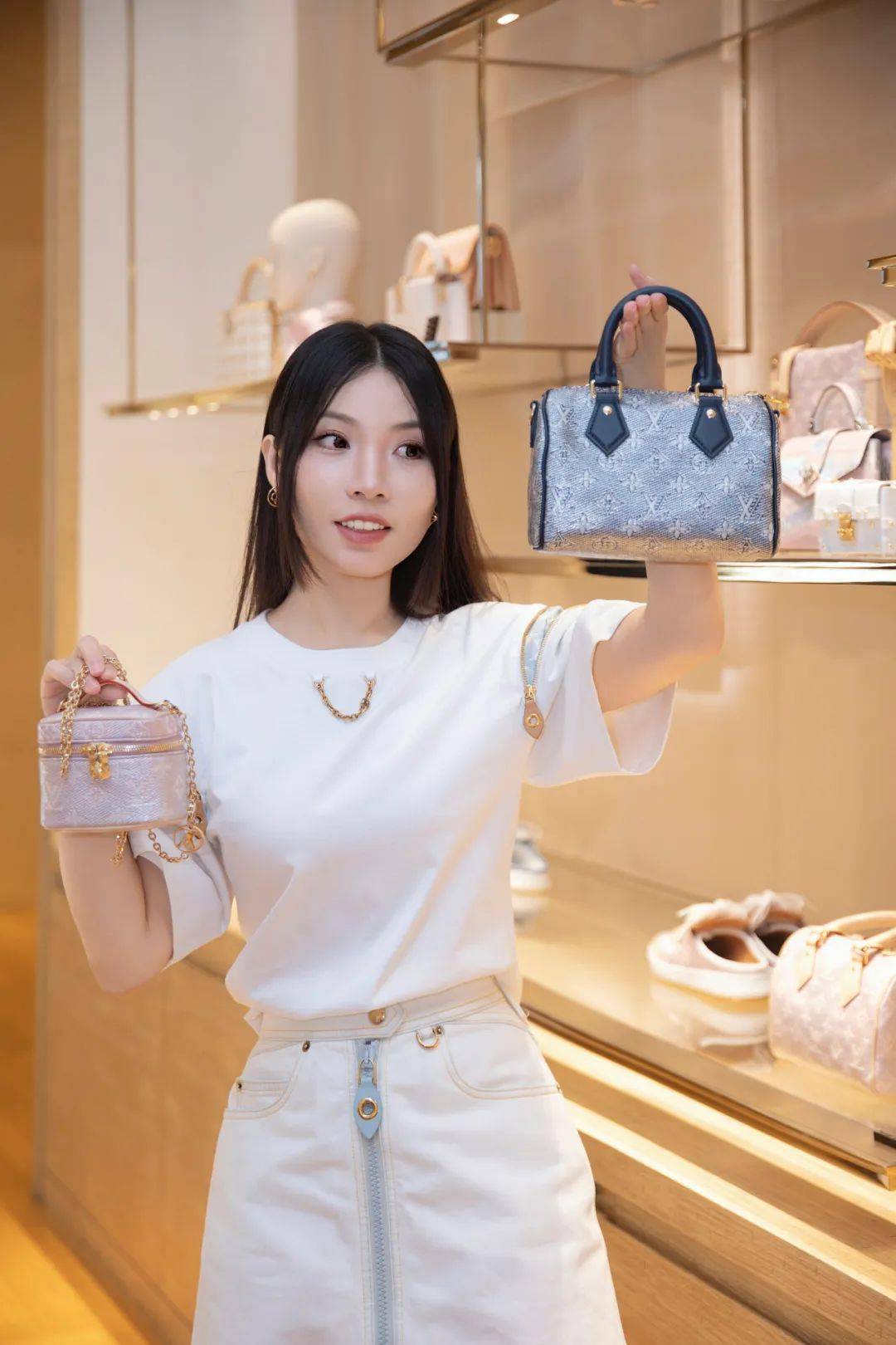 牛仔包包还加入了粉蓝色人鱼姬面料,在光下波光粼粼,拿捏老夫的少女心