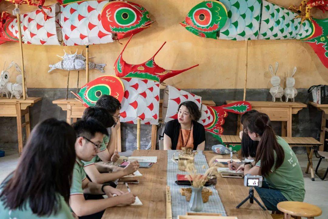 图为团队成员采访黄洁老师.