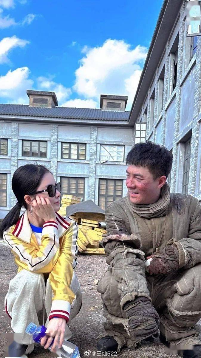 王灿晒探班杜淳照秀恩爱 两人蹲地上很接地气_配文_老婆_来源