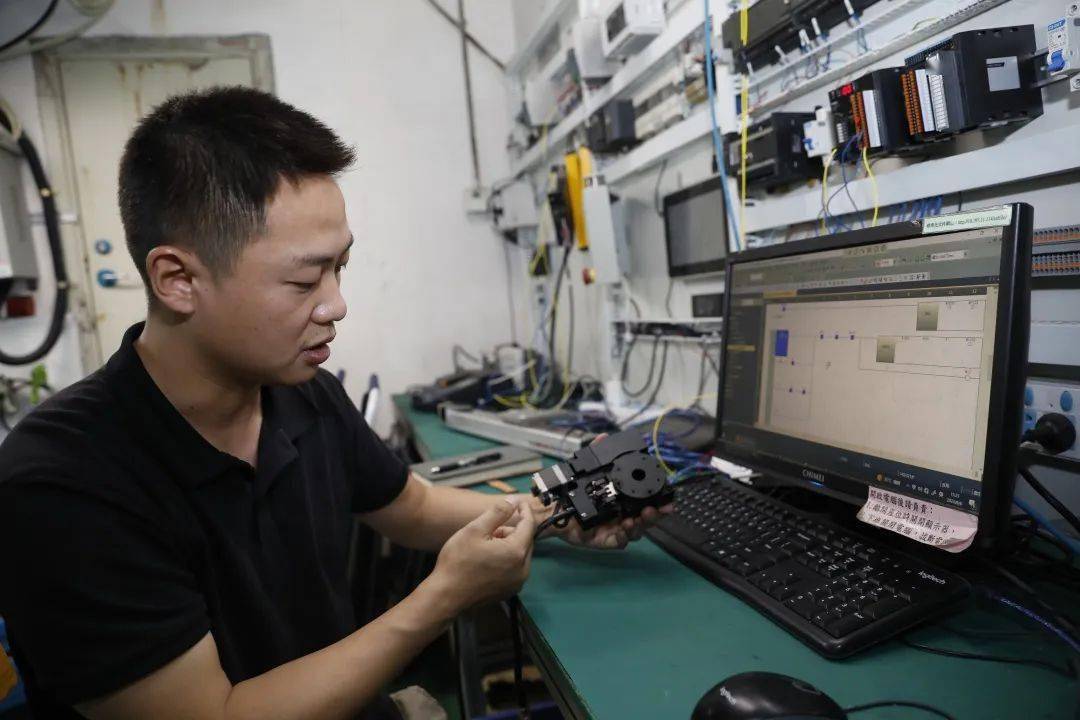 因为他,富士康人以后可能不用打螺丝_项目_工件_成都