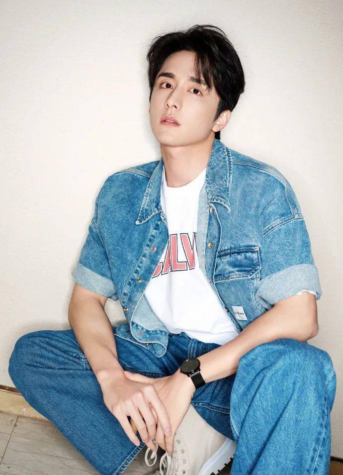 张新成片酬并不高,总是拍自家派系的影视剧项目,片酬就更低了,完全走