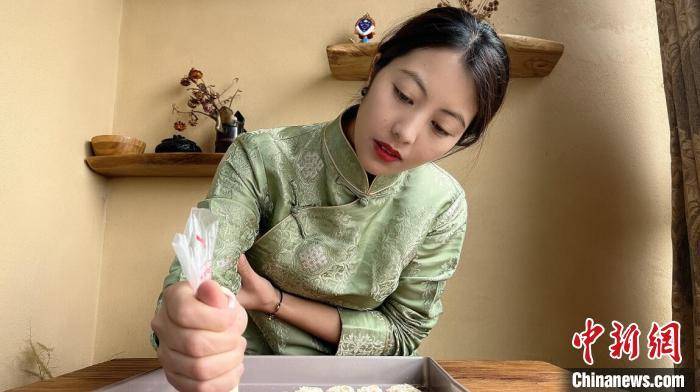 安博体育官方网站四川：“90后”藏族女人研究藏餐成美食博主 吸收粉丝近40万(图2)