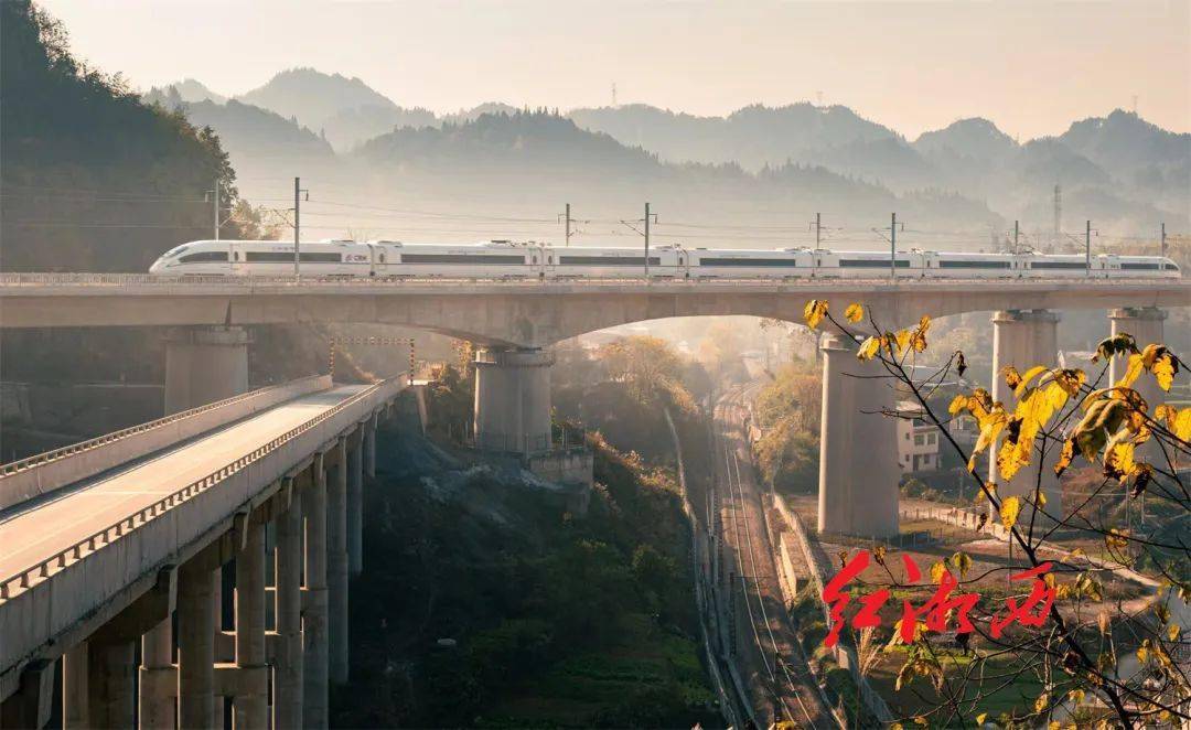 图片来源于网络张吉怀高铁:2021年12月,时速350公里的张吉怀高铁通车.