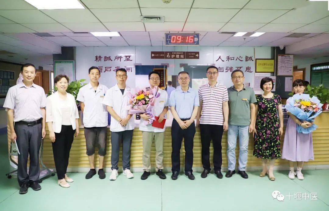 送上殷切的节日祝福为广大医务工作者们党委书记王作军,院长李伟等