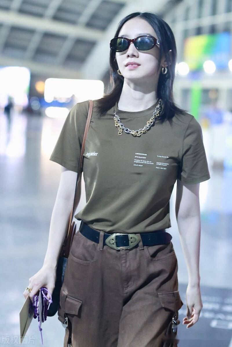 孟美岐齐肩头发清爽秀丽,致项链十分夺目_北京_机场