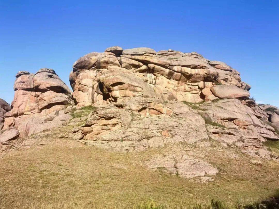 曹权利草原石头城就像一块磁铁_新疆_美女_鼻子