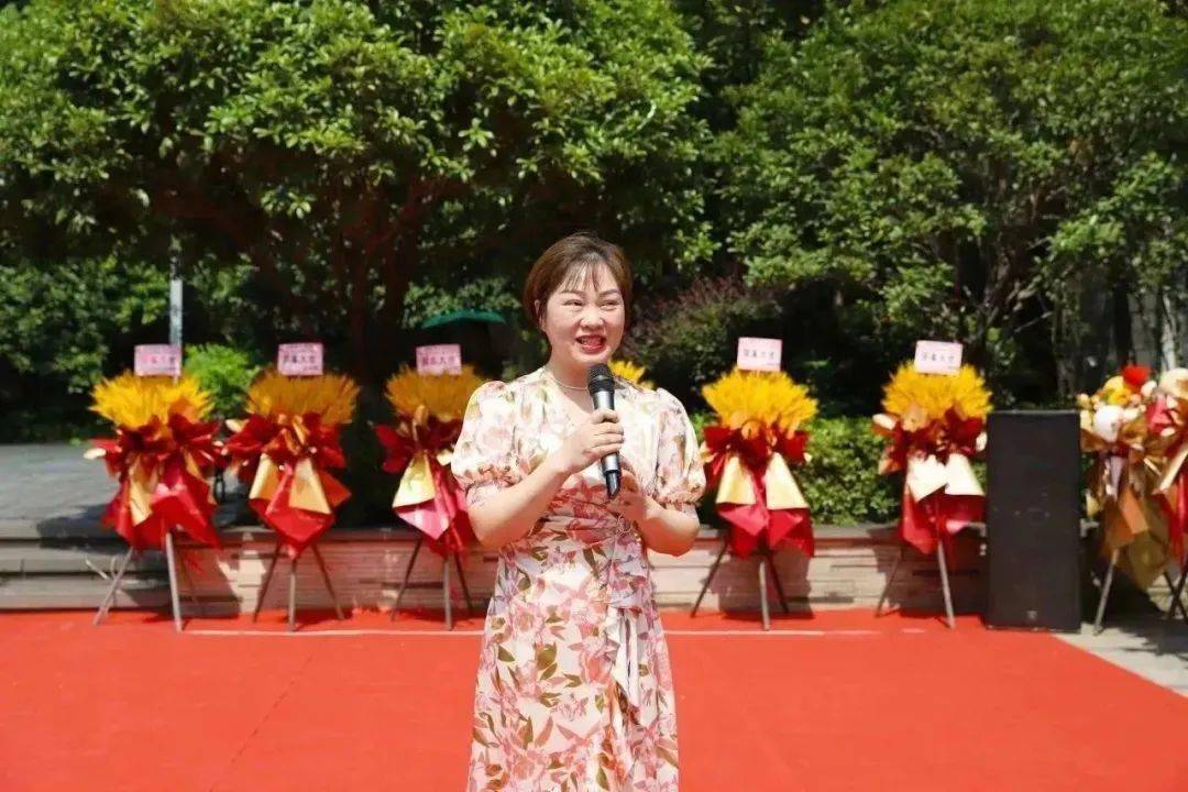 客户代表 - 银盛支付湖南分公司总经理 苏媛媛 供应商代表 - 湖南保利国际旅行社总经理 李双念