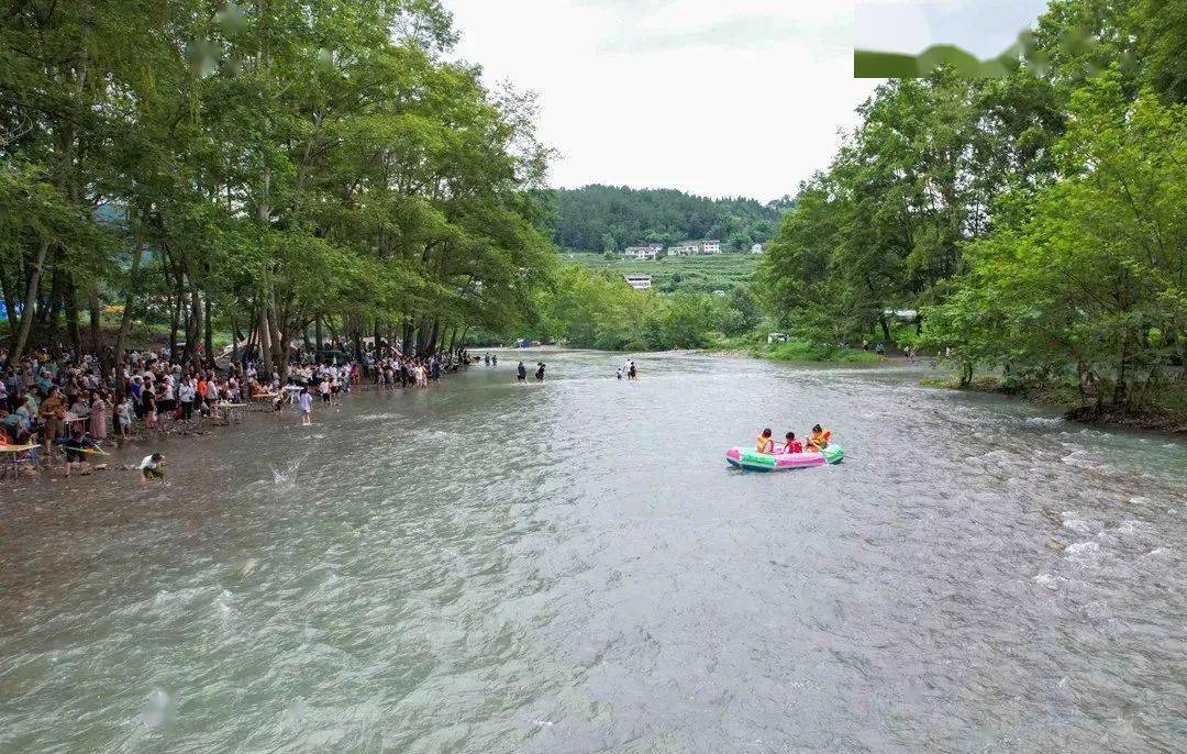 "在凌霄河漂流景区卢家坝露营基地,现场热闹非凡,游客们正在充满激情
