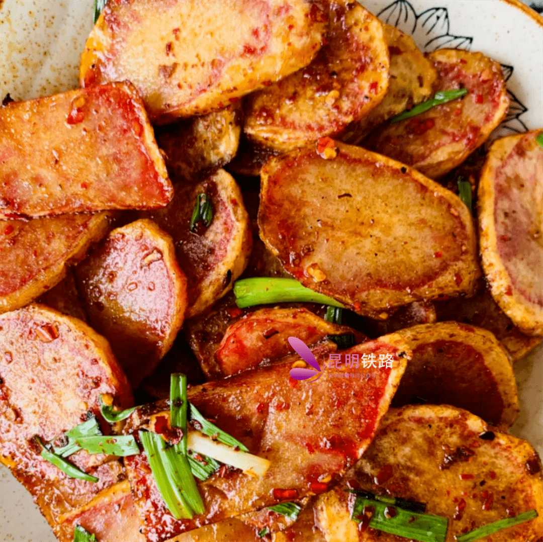 鲜嫩可口的粉蒸鱼清爽开胃的凉粉软糯细腻的手切饵丝都是当地的特色