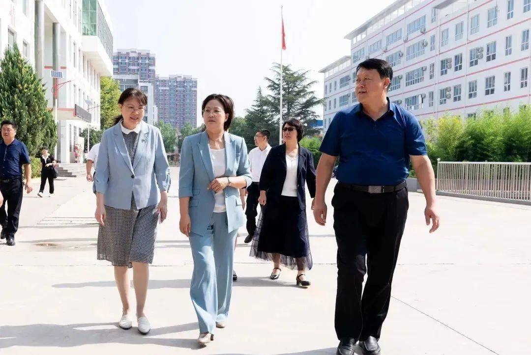 左右滑动查看图集仪式前,考察团一行先后到天铁第一中学,涉县第二中学