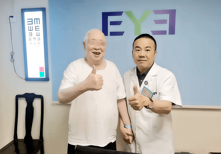 "最美医生"刘鹏程用自己的实际行动守护广大眼病患者的健康,彰显了